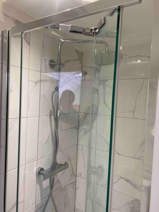 Airy, 3 Bedrooms, Ensuite , Flat Apartament Londra